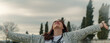 © MARALEM - mujer feliz con los brazos abiertos, mujer con labios rojos sonriendo al aire libre