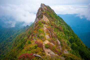 Wall Mural - 愛媛県西条市にある石槌山を紅葉の季節に登山する風景 A view of climbing Mount Ishizuchi in Saijo City, Ehime Prefecture, during the season of autumn leaves.