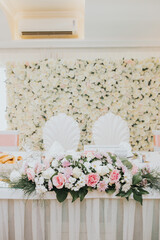 Canvas Print - Vertical shot of decorative table with beautiful flowers for a wedding