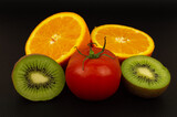 Zdrowa żywność, kiwi, pomidor, pomarańcza, wszystko czego człowiek potrzebuje do zdrowego odżywiania