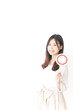 © maroke - 丸印を示す若い女性