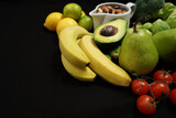 Fototapeta Kuchnia - Owoce i warzywa, zielone i żółte z czerwonym pomidorem