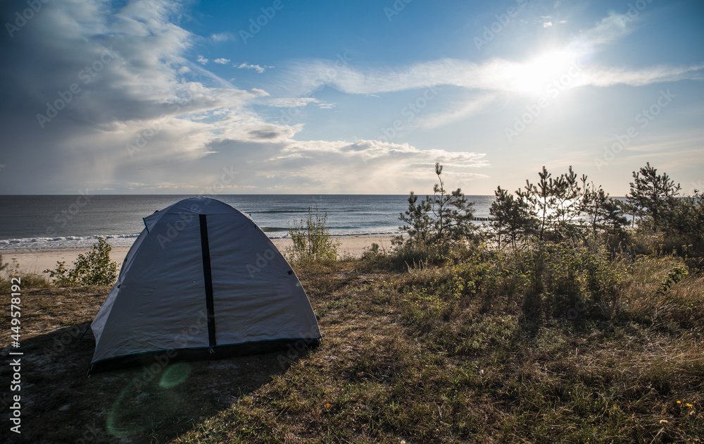 Rozbity namiot na tle morza
Polska Hel lato 2021
 - obrazy, fototapety, plakaty 