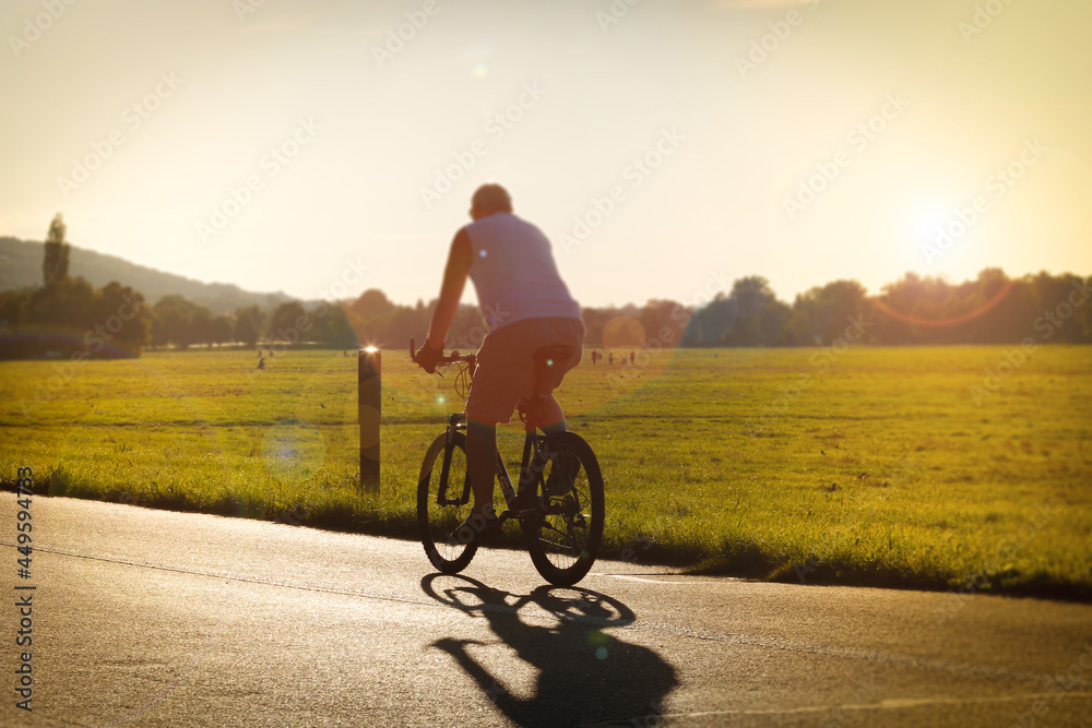 Relaks na rowerze. Amatorski sport - obrazy, fototapety, plakaty 