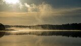 Fototapeta Niebo - Mgła nad jeziorem o poranku.
