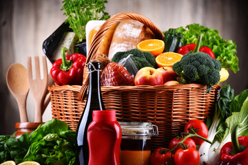 Fototapete - Wicker basket with assorted grocery products