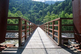 Fototapeta Natura - 北アルプスの上高地から涸沢までにある橋を渡る登山者