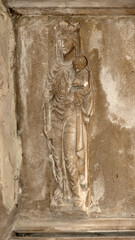 Canvas Print - Bas-relief de Vierge à l'Enfant dans l'église romane de Gigny, Jura, France