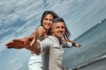 Wall Mural - Cheerful young couple enjoying the summer time.