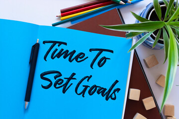 Wall Mural - Time To Set Goals, the phrase is written on multi-colored stickers, on a blue background. Business concept, strategy, plan, planning.