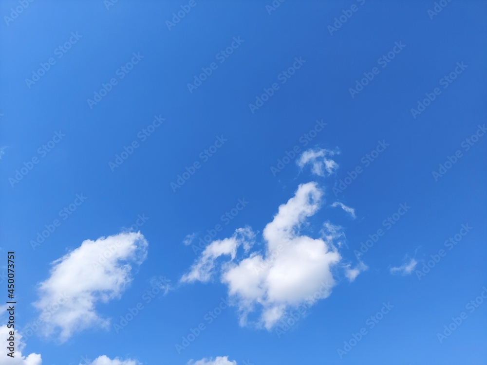 Piękne błękitne letnie niebo z chmurami - obrazy, fototapety, plakaty 