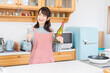 © miya227 - キッチンでお酒を飲む女性
