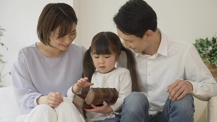 Poster - 宝箱のオモチャで遊ぶ子供と両親（育児・子育て・家族・ファミリー）