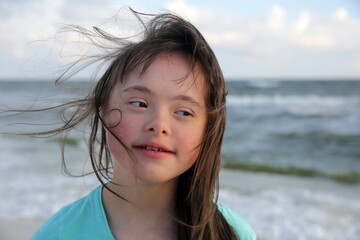 Wall Mural - Portrait of the girl smiling on background of the sea