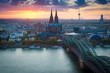 Sonnenuntergang über der Stadt Köln mit Kölner Dom und Hohenzollernbrücke