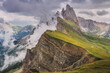 pochmurne niebo nad Seceda Doloimty Alpy 