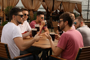 Poster - Friends with glasses of beer in outdoor cafe