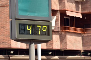 Termómetro callejero en una calle marcando 47 grados celsius	