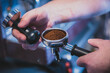 © voro - Przygotowanie kawy przez baristę