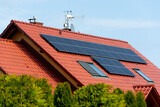 Fototapeta Tęcza - Panele słoneczne na dachu domu fotowoltaika