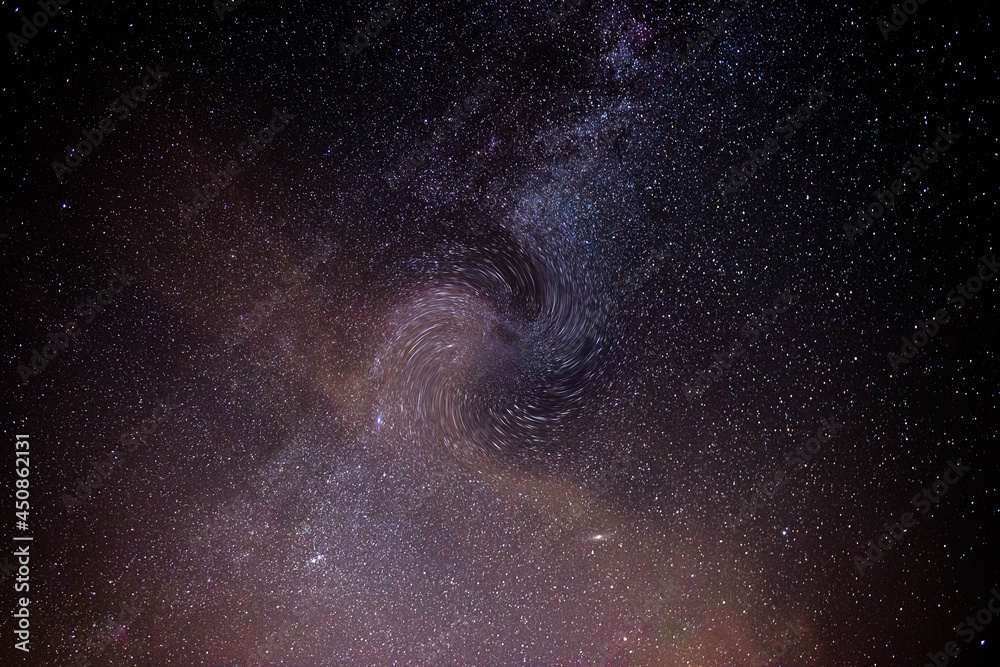 Fotografia nocnego nieba, ilustrująca obecność i działanie czarnej dziury na pobliską galaktykę. - obrazy, fototapety, plakaty 