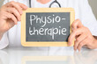 © HNFOTO - Arzt hält eine Tafel in den Händen auf der Physiotherapie steht