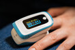 © Haru Works - 測定中のパルスオキシメーター