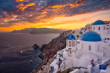 Wall Mural - Amazing caldera views of Oia village, Santorini island, Greece. Luxury summer travel landscape, vacation holiday scenic. Stunning sunset sky, white architecture famous view, inspire tourism background