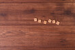 © Sergio Lettieri - Frases motivadoras con letras naturales sobre una mesa o suelo de madera rustica.