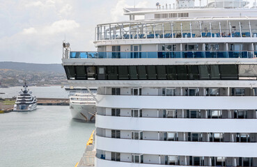 Vue d'un navire de croisi??re au port de Civitavecchia en Italie.