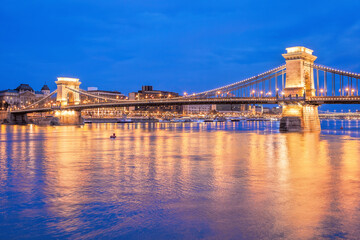 Fototapete - Badapest with famous chain bridge in the evening, Hungary