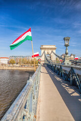 Fototapete - Badapest and famous chain bridge with Hungarian flags over Danube river in Hungary