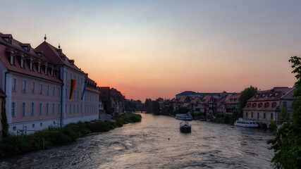 Wall Mural - Bamberg, fränkische Stadt in Bayern am Kranen im Sonnenuntergang in Deutcshland