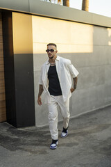 Poster - Vertical shot of a white Caucasian guy posing for a photoshoot outdoors