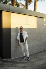 Canvas Print - Vertical shot of a white Caucasian guy posing for a photoshoot outdoors