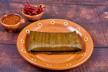 Comida típica mexicana, Tamales veracruzanos o jarochos, preparados con hojas de plátano, harina de maíz y adobo rojo. Alimento prehispánico. 