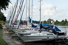 Segelboote Im  Jachhafen Des Kleinen Südkurischen  Ortes Minija.
Der Ort Liegt Am Gleichnamigen Fluss Im Memel Delta In Litauen