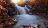 Fototapeta Krajobraz - Wodospad jesienny pejzaż