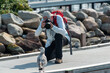 Ein Fotograf fotografiert eine räuberische Möwe in einem Fischerhafen an der Ostsee