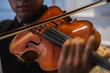 Violista homem tocando sua viola clássica.