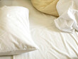 © smile - シングルベットの乱れたシーツと枕