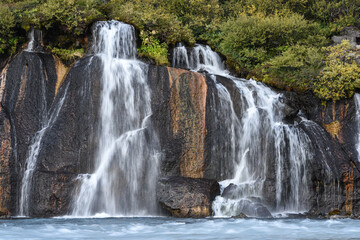 Wall Mural - malerischer Wasserfall in felsiger Landschaft in Island