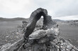 Lava Skulptur mit Fenster in vulkanischer Landschaft