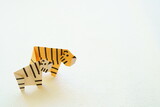 Fototapeta Kuchnia - 白い背景に折り紙の右を向いた2頭の黄色い虎とホワイトタイガー