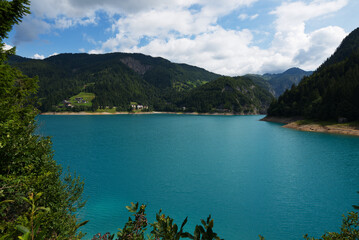 Sauris con il suo bellissimo lago e i suoi sobborghi