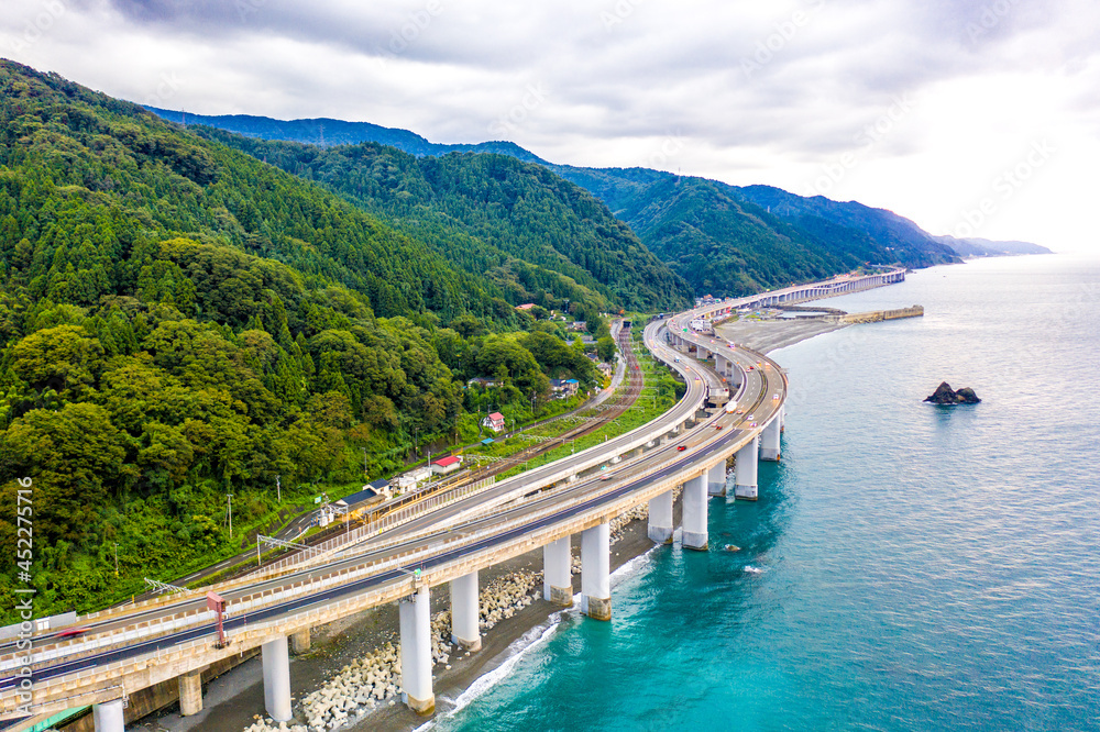 eriha 「8号線」 親不知の北陸自動車道、国道8号線、えちごトキめき鉄道日本海ひすい