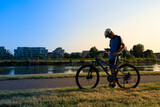 Hobbistyczna jazda na rowerze. Rowerzysta przegląda mapę w smartfonie