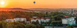 Panorama na krakówe o zachodzie słońca z Kopca Krakusa balon widokowy na pomarańczowym niebie