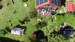 Luftaufnahme Einfamilienhaus mit Garten Balkon und Photovoltaikanlage udn Menschen