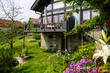 Ein Stahl Balkon an einem Eigenheim mit Garten im Sommer Terrasse